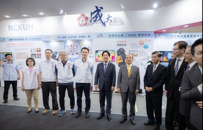 20240802-0804第一屆高齡健康產業博覽會-成大團隊與賴清德總統合照